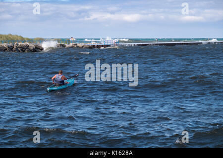 Par la pagaie de kayak Lac Blanc Canal dans le lac Michigan à l'égard de l'eau dangereuse. Banque D'Images