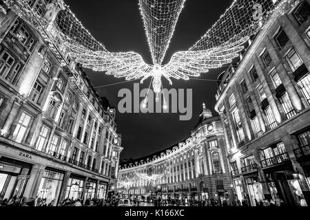 Faites de lumières anges énormes qui pèsent sur Regent Street à Londres au moment de Noël - LONDRES / ANGLETERRE - 6 DÉCEMBRE 2017 Banque D'Images