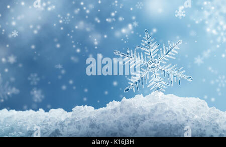 Flocon de macro et de flou artistique tombé des flocons de neige sur fond bleu Banque D'Images