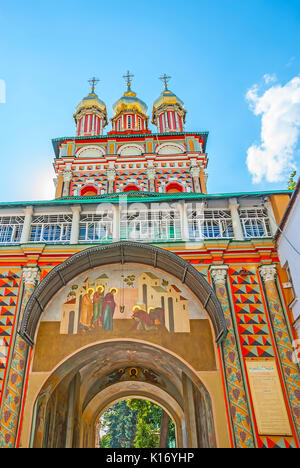 La construction de la porte l'église de St Jean le Baptiste de la laure de la Trinité Saint-serge est recouvert de motifs géométriques colorés, avec des icônes et fresques Banque D'Images
