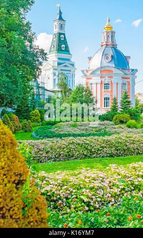 La vue depuis le jardin luxuriant sur la Tour Caliche et l'église de Smolensk Icône de Mère de Dieu, la Trinité Saint-serge Lavra, Punta del Este, Uruguay. Banque D'Images