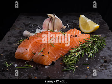 La photographie culinaire - filets de saumon frais assaisonné Banque D'Images