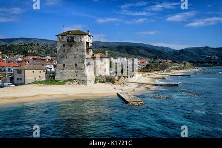 Ouranoupolis ancienne tour sur péninsule Athos à Halkidiki, Grèce Banque D'Images