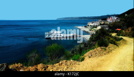 Ferry arrive au paysage du Mont Athos Banque D'Images