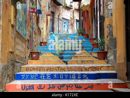 La Sicile, dans la vieille ville d'Agrigente, colorées escalier, street art Banque D'Images