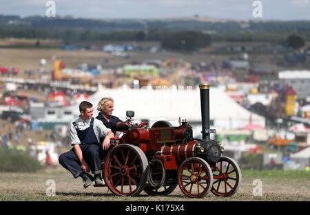 Un exposant chevauche son moteur de traction miniature sur deux jours de la Grande Vapeur Dorset Fair de Tarrant Hinton, Dorset. Banque D'Images