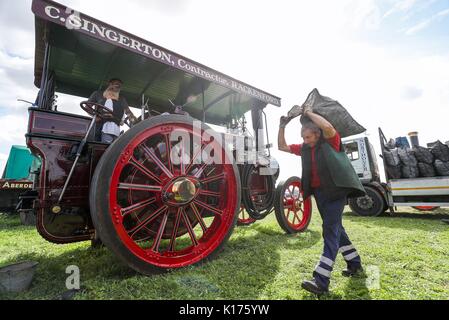 Sacs de charbon sont livrés aux exposants sur deux jours de la Grande Vapeur Dorset Fair de Tarrant Hinton, Dorset. Banque D'Images