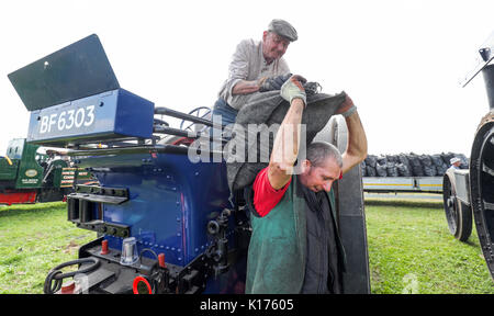 Sacs de charbon sont livrés aux exposants sur deux jours de la Grande Vapeur Dorset Fair de Tarrant Hinton, Dorset. Banque D'Images