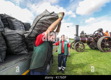 Sacs de charbon sont livrés aux exposants sur deux jours de la Grande Vapeur Dorset Fair de Tarrant Hinton, Dorset. Banque D'Images