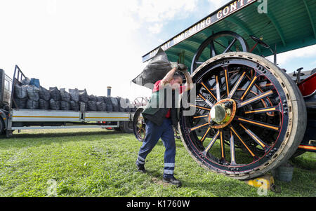 Sacs de charbon sont livrés aux exposants sur deux jours de la Grande Vapeur Dorset Fair de Tarrant Hinton, Dorset. Banque D'Images