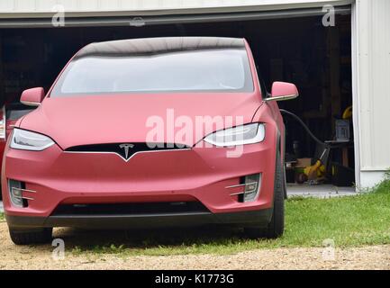 Tesla model x cross-over, véhicule entièrement électrique à recharge garage résidentiel commercial property à auberge serendipity b&b destination tesla (charge). Banque D'Images