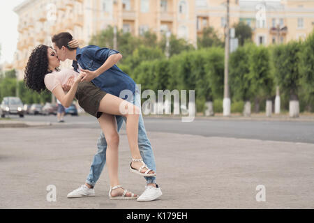 Les adolescents sur une date. Le gars et la fille de danser dans la rue. Un baiser passionné. L'amour et la romance. Le flirt. La première relation. La vie en ville. Banque D'Images