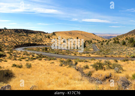 La longue route sinueuse dans le centre de l'Oregon high desert sur une belle journée d'été Banque D'Images