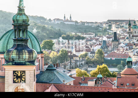 Vue panoramique sur Prague avec l'église Saint-Nicolas et le pont Charles, République tchèque Banque D'Images