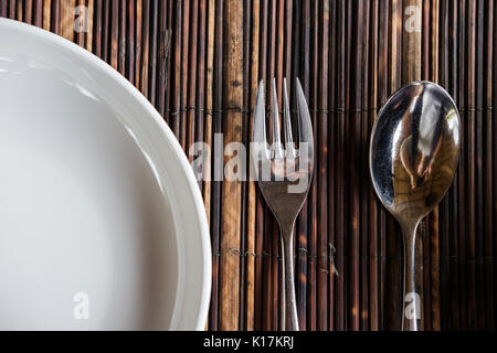 Close-up avec fourchette et cuillère plat sur table en bois blanc mat Banque D'Images