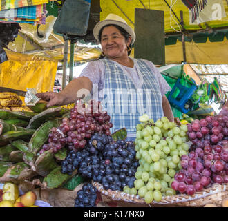 Femme vendant des fruits à tienda (marché) dans la région de Cuenca, Équateur le Déc 30, 2012 Banque D'Images