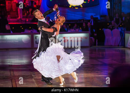 Moscou, Russie - Apr 26, 2015 : Couple non identifié en prestation au ballroom dance event à l'Open 2015 Champion latino-américain professionnel européen Banque D'Images