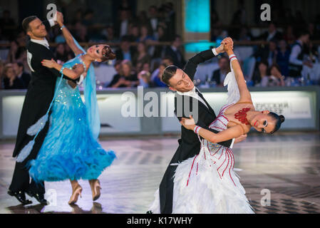 Moscou, Russie - Apr 26, 2015 : les couples non identifiés à l'événement de danse de bal à l'Open 2015 Champion latino-américain professionnel européen Banque D'Images