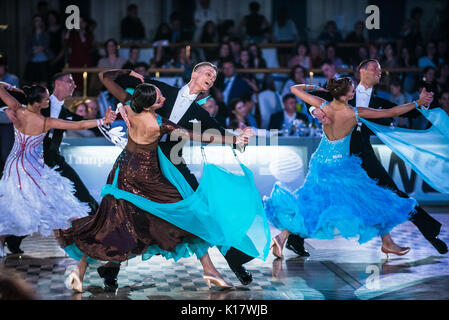 Moscou, Russie - Apr 26, 2015 : les couples non identifiés à l'événement de danse de bal à l'Open 2015 Champion latino-américain professionnel européen Banque D'Images