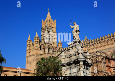 La Sicile, la ville de Palerme, la tour ouest de la cathédrale de Santissima Assunta a été construit en 1184-1185 dans le style Norman-Arab, devant la statue de Banque D'Images