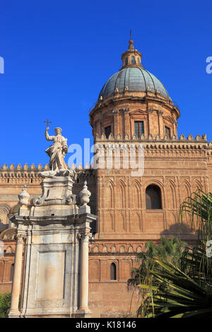 La Sicile, Palerme, statue de Santa Rosalia, Divae Rosalia, saint patron de la ville, en face de la cathédrale Maria Santissima Assunta, était Banque D'Images