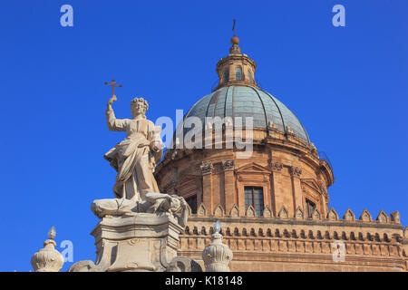 La Sicile, Palerme, statue de Santa Rosalia, Divae Rosalia, saint patron de la ville, en face de la cathédrale Maria Santissima Assunta, était Banque D'Images