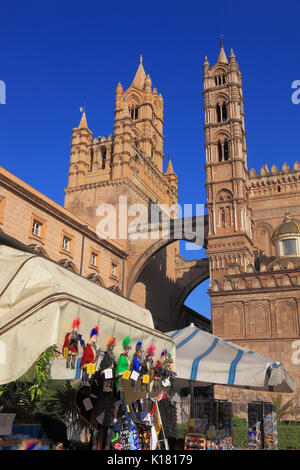 La Sicile, la ville de Palerme, à gauche le Palazzo Arcivescovile, le Palais des Archevêques à la tour ouest, qui est reliée à la Cathédrale de Mar Banque D'Images