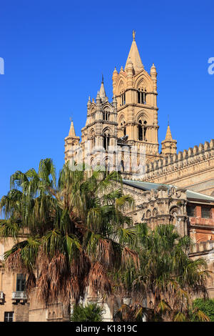 La Sicile, la ville de Palerme, la tour ouest du Palais des Archevêques et la cathédrale Maria Santissima Assunta, l'UNESCO Banque D'Images