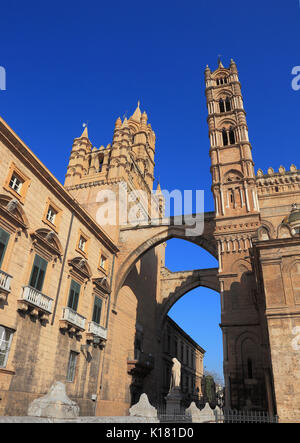 La Sicile, la ville de Palerme, la tour ouest du Palais des Archevêques et la cathédrale Maria Santissima Assunta sont connectés par des arcs brisés, U Banque D'Images