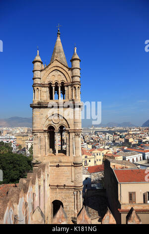 La Sicile, Palerme, vue depuis le toit de la cathédrale Maria Santissima Assunta sur une tour de la cathédrale et de la ville, l'UNESCO Banque D'Images