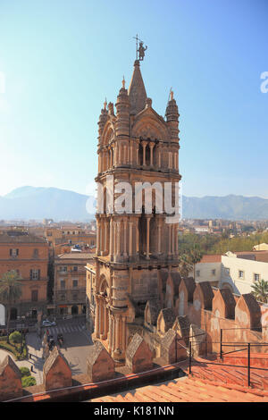 La Sicile, Palerme, vue depuis le toit de la cathédrale Maria Santissima Assunta sur l'énorme tour ouest de la cathédrale, l'UNESCO Banque D'Images