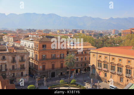 La Sicile, la ville de Palerme, à partir du toit de la cathédrale Maria Santissima Assunta avec vue sur le Museo Diocesano di Palermo dans les Archevêques P Banque D'Images