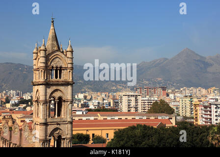 La Sicile, Palerme, vue depuis le toit de la cathédrale Maria Santissima Assunta sur la ville et la tour de la cathédrale, l'UNESCO Banque D'Images