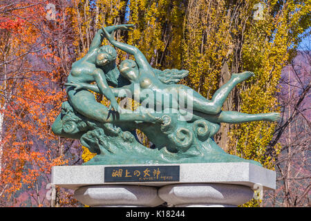 KAWAGUCHIKO, JAPON - le 22 novembre : "Déesses sur le lac' Statue en Kawaguchiko, au Japon le 22 novembre 2013. Par Gakuryo Nasu, situé sur le marcher c Banque D'Images