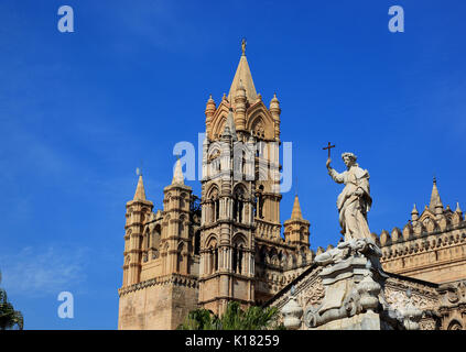 La Sicile, la ville de Palerme, de la cathédrale Maria Santissima Assunta, devant la statue de Santa Rosalia, la patronne de Palerme, l'UNESCO Banque D'Images