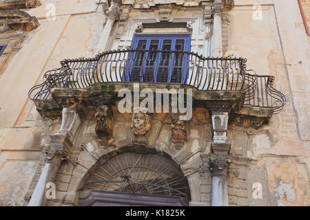 La Sicile, Palerme, une porte voûtée et balcon d'une chambre à Piazza Bologna morbide dans la vieille ville Banque D'Images