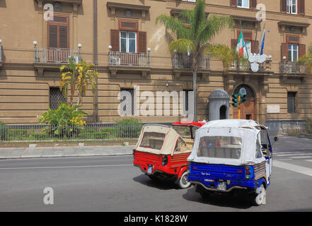 La Sicile, Palerme, Tuk-Tuks, d'un rouge et d'un taxi bleu dans les rues de la vieille ville Banque D'Images