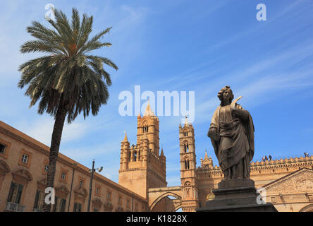 La Sicile, la ville de Palerme, la tour ouest, au Palais de l'archevêque liées par les arches de la cathédrale Maria Santissima Assunta, devant une statue Banque D'Images