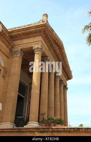 La Sicile, de la vieille ville de Palerme, les colonnes à l'entrée principale du Théâtre Massimo, l'opéra dans le style de l'historicisme à la Piazza Verdi Banque D'Images