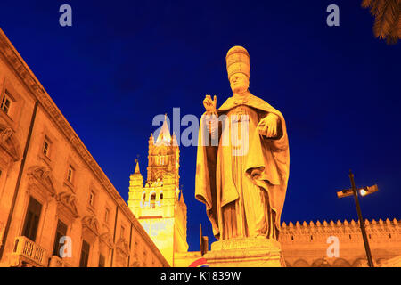 La Sicile, dans la vieille ville de Palerme, sacrée figure en face de la tour ouest de la cathédrale Maria Santissima Assunta, l'Unesco Banque D'Images