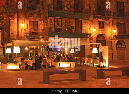 La Sicile, dans la vieille ville de Palerme, restaurant à la Piazza Stazione 8 Banque D'Images