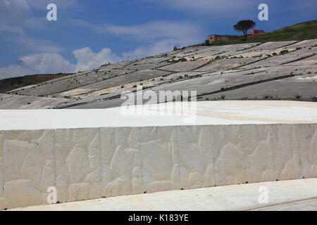 La Sicile, Gibellina Vecchia, travail de l'artiste Alberto Burri, après le tremblement de terre en 1968 une partie des ruines du village de l'UEDN a été enterré Gibellina Banque D'Images