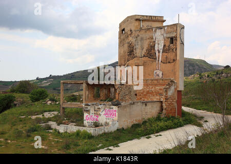 La Sicile, demeure du village de Gibellina Vecchia après le tremblement de terre en 1968, ruine peint avec de l'écriture Graffiti Banque D'Images