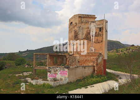 La Sicile, demeure du village de Gibellina Vecchia après le tremblement de terre en 1968, ruine peint avec de l'écriture Graffiti Banque D'Images