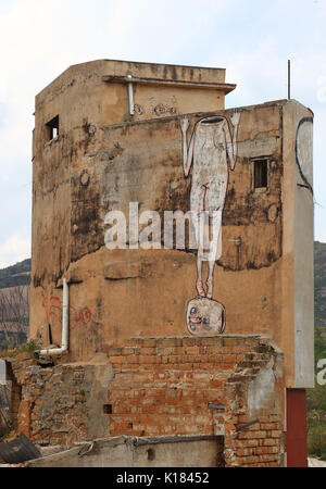 La Sicile, demeure du village de Gibellina Vecchia après le tremblement de terre en 1968, ruine peint avec de l'écriture Graffiti Banque D'Images