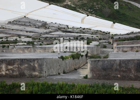 La Sicile, Gibellina Vecchia, travail de l'artiste Alberto Burri, après le tremblement de terre en 1968 une partie des ruines du village de l'UEDN a été enterré Gibellina Banque D'Images