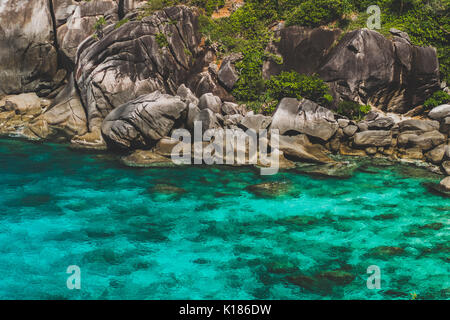 La baie de la mer avec de l'eau émeraude clair. Vacances dans les îles, paradis de la plongée avec tuba et plongée sous-marine Banque D'Images