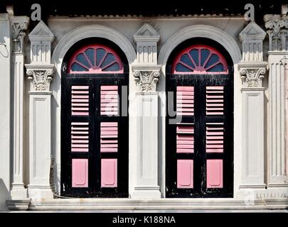 Extérieur de maison avec boutique traditionnelle en bois rose majorquines, fenêtres en ogive des colonnes dans le Little India de Singapour Banque D'Images