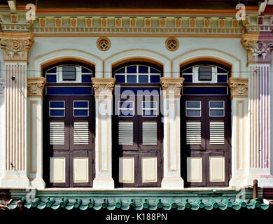 Extérieur de maison boutique traditionnel en bois brun avec les majorquines et fenêtres en ogive dans le Little India de Singapour Banque D'Images