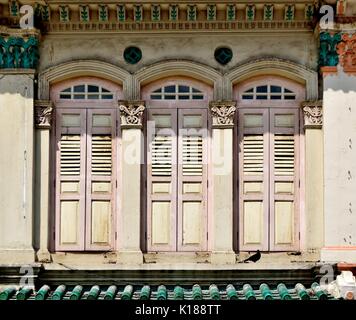 Extérieur de maison avec boutique traditionnelle en bois rose majorquines, fenêtres et colonnes corinthiennes dans le Little India de Singapour Banque D'Images